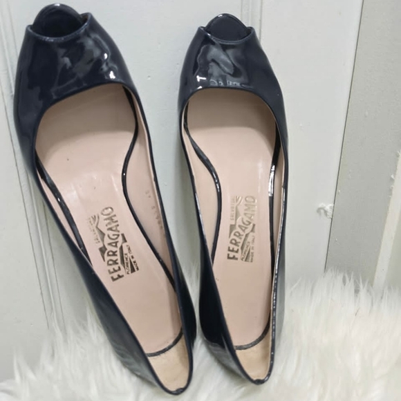 Salvatore Ferragamo Navy Blue Patent Peep-Toe Kitten Heels Size 9.5 B🌴 - Picture 1 of 10